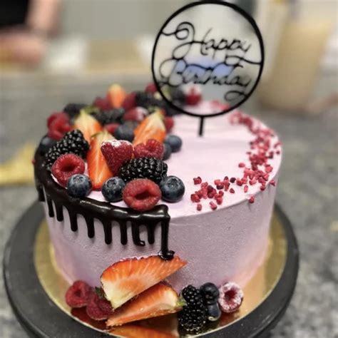 gyümölcsökkel díszített egészséges torta