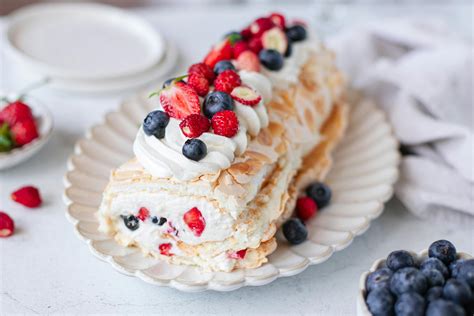 színes bogyós gyümölcsökkel díszített torta