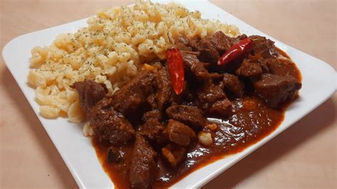 Szarvas pörkölt főzés közben