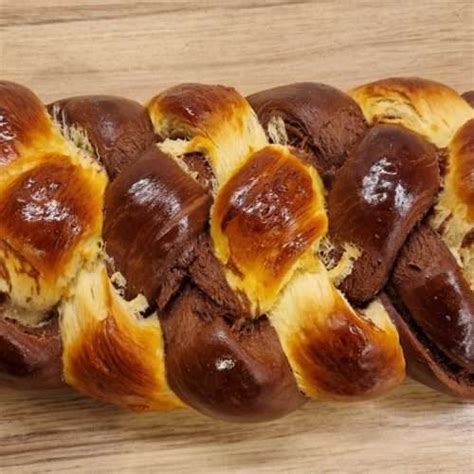 frissen sült, foszlós kakaós fonott kalács szeletek reggelizőasztalon