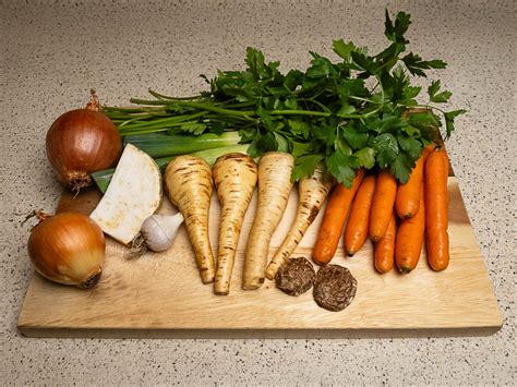 Különféle friss zöldségek: sárgarépa, zeller, póréhagyma, borsó