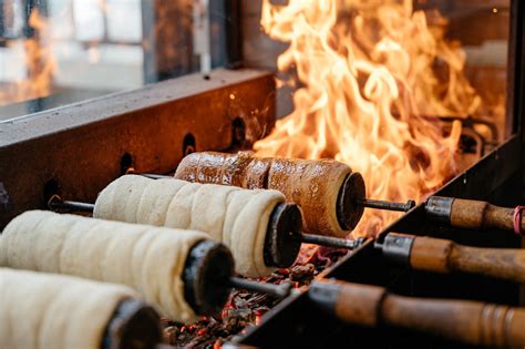 Modern kürtőskalács üzlet belső kialakítása és logója