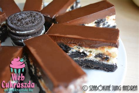 egy klasszikus Oreo sajttorta szelet közelről, látható a kekszes alap és a krémes réteg