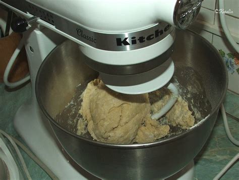 kenyérsütő tészta dagasztása