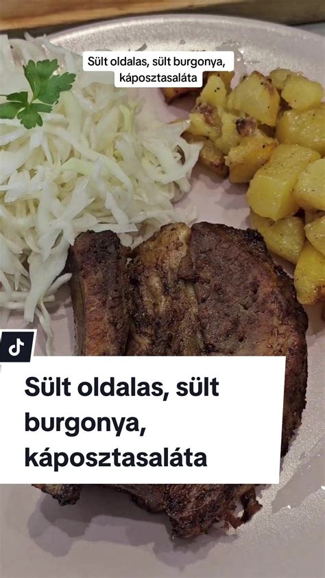 Tányéron lévő frissen sült kekszek