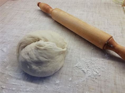 Cukrászspatula egy tálban lévő tészta mellett