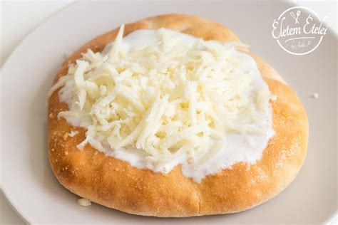 Sütőben sült lángos egy tepsiben