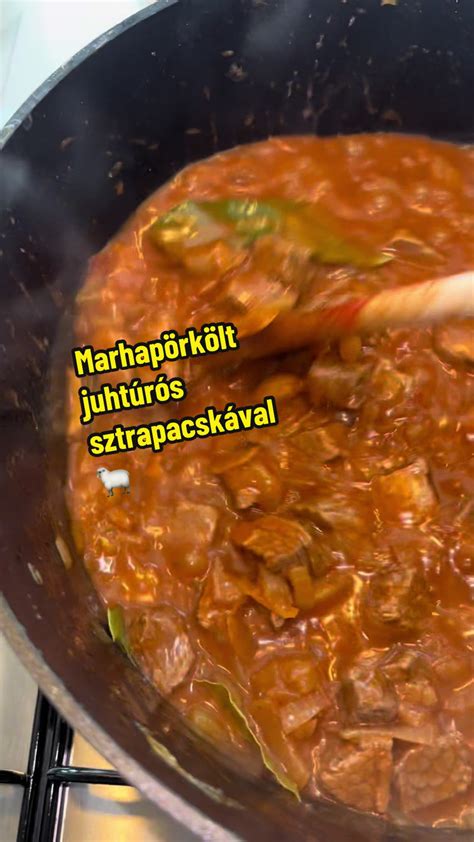 Pörköltalap készítése: pirított hagyma, paprika és paradicsom