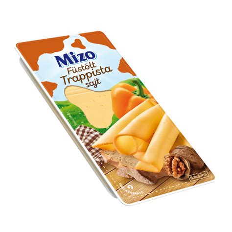 Szeletelt sajt tányéron