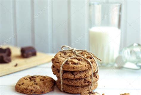 Frissen sült csokoládé chip cookie-k hűlő rácson