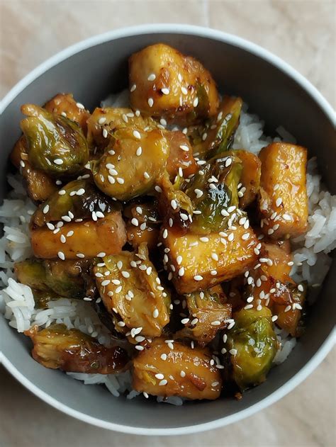 Tálalási javaslat: Édes-savanyú tofu rizzsel, zöldségekkel és szezámmaggal