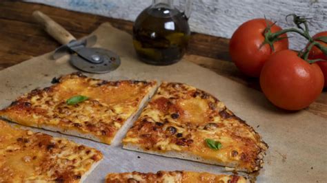 Különböző pizzatészta feltétek infografika