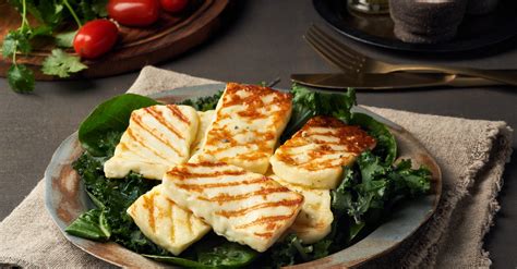 Grillsajt és zöldségek egy tálon