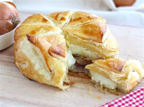 Prosciuttóba és leveles tésztába csomagolt camembert fügével