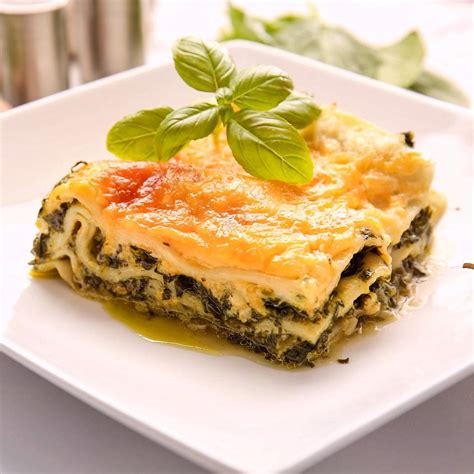 Vegetáriánus lasagne spenóttal és ricottával rétegezve