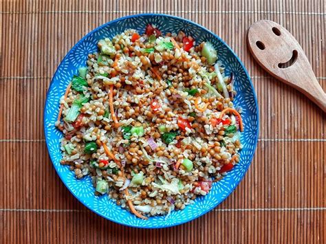 Bulgur és zöldségek egy tálban