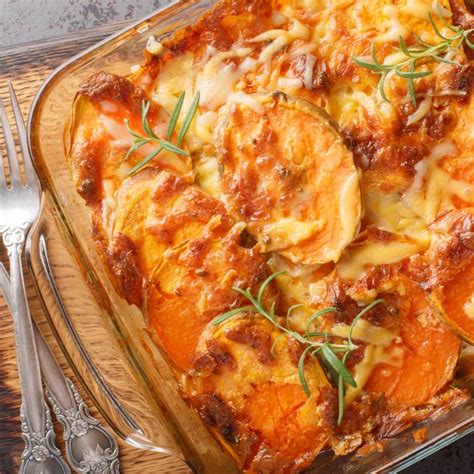 Kész édesburgonya gratin sajttal a tetején