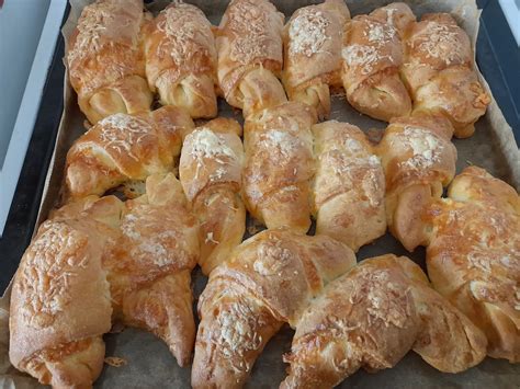 Különböző formázású sajtos-vajas kiflik