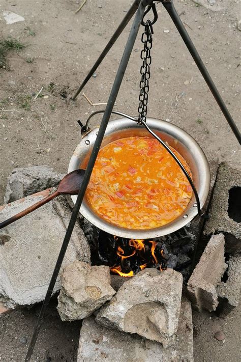 Pörkölt egy bográcsban szabad tűzön