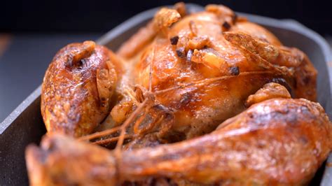 Kézzel dörzsölik be a sót és fűszereket egy nyers pulyka bőrébe