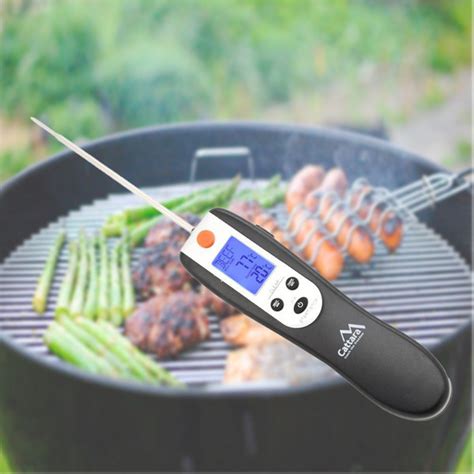 Egy digitális maghőmérő szúrása egy sült pulyka combjába