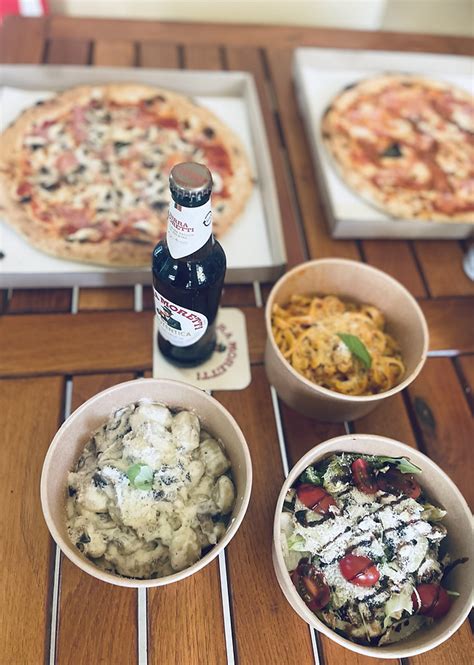 Ízletes, frissen sült pizza kemencében