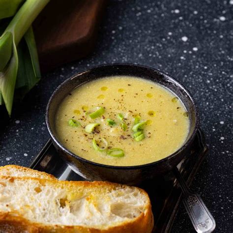 Selymes póréhagymaleves pirított kenyérrel és petrezselyemmel