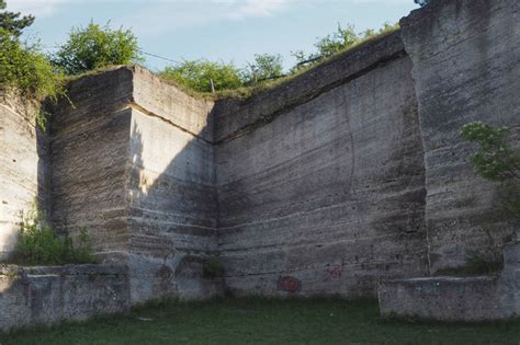 ősi diótörő kő, amelyen jól látható a kopásnyom