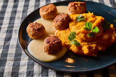 különböző ételek édesburgonya pürével tálalva