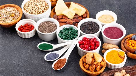 Különböző mártogatósszószok kis tálkákban