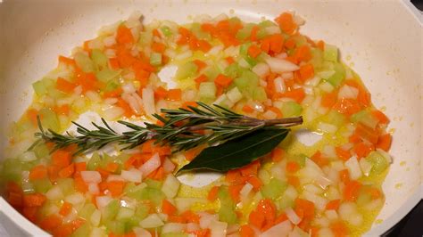 Soffritto alapú cukkinis-kolbászos ragu