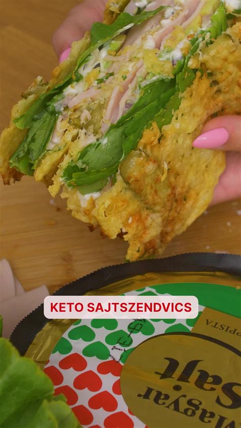 Előkészített, panírozott hússzeletek sütőpapírral bélelt tepsin
