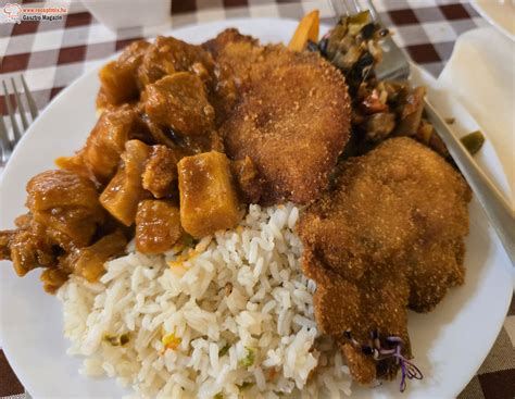 Különböző köretek, mint rizs és zöldségpürék a rántott hús mellett