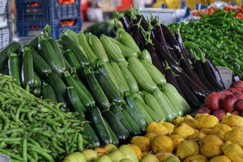 Különböző típusú zöldségek, amelyek alkalmasak töltésre: paprika, cukkini, padlizsán, paradicsom