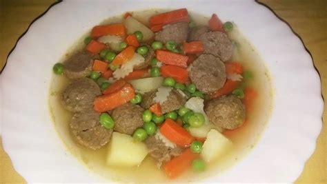 Egy tányér gőzölgő csontleves májgombóccal és zöldségekkel