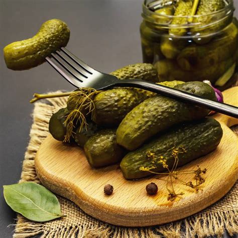 Hagyományos ecetes uborka üvegben, kaporral és mustármaggal díszítve
