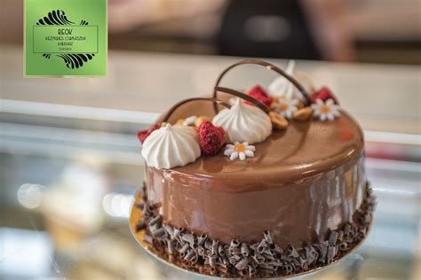 Egyedi cukrászdában készült torta művészi díszítéssel
