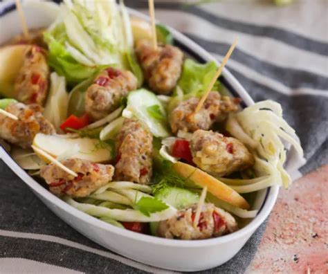 Zöldséges húsgolyók salátával