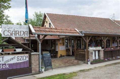 A Czifra Csárda bejárata és hangulata a falu déli kapujában