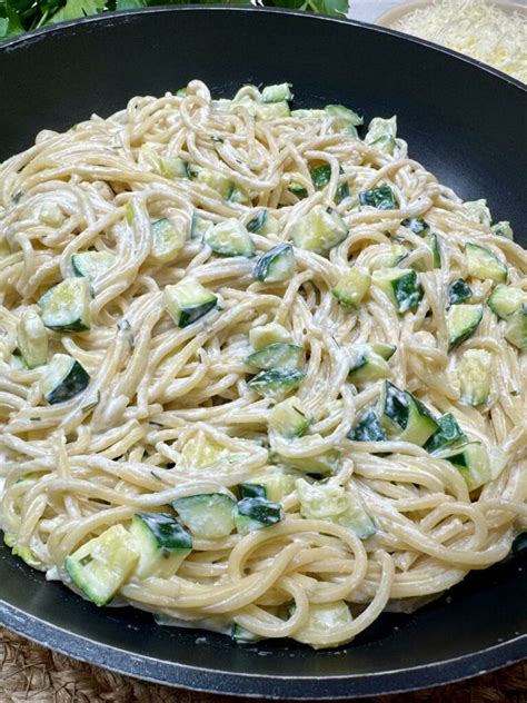 tányéron tálalt fokhagymás tejszínes cukkinis spagetti