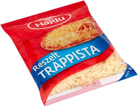 Reszelt trappista sajt egy tányéron