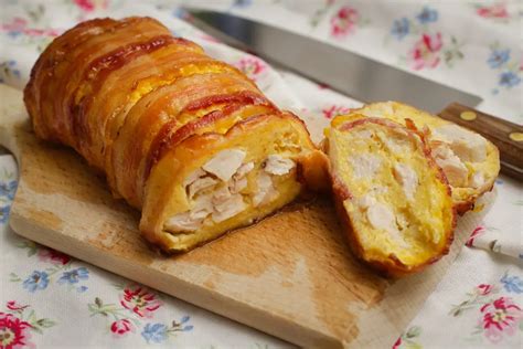 a sütőből frissen kivett, aranybarnára sült baconös csirkemell savanyú káposztával