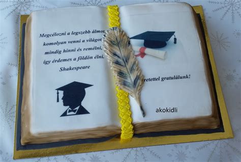 A könyv torta faragása és morzsakabát réteg felvitele