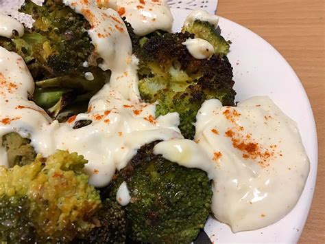 pirított brokkoli tálalva