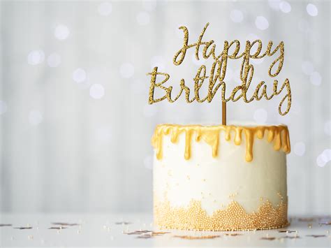 Egy 10 éves kislánynak készült, színes, mesebeli születésnapi torta, gyertyákkal és dekorációkkal