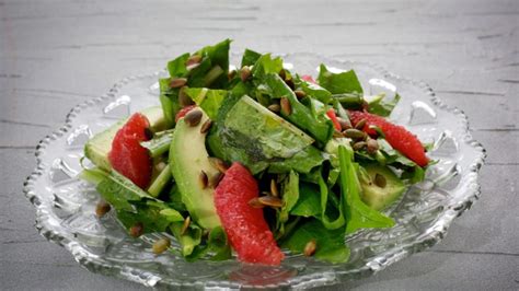 Vörös narancs és avokádó saláta