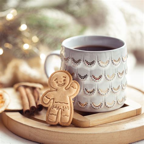 Díszített mézeskalácsok egy karácsonyi asztalon