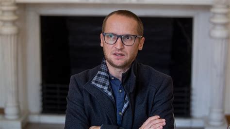Érlelődő parmezán sajtkerekek egy raktárban