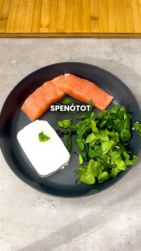 Frissen reszelt parmezán sajt egy tál tészta tetején