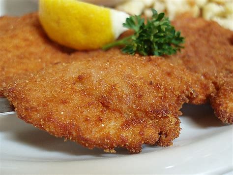 Aranybarna rántott szelet serpenyőben